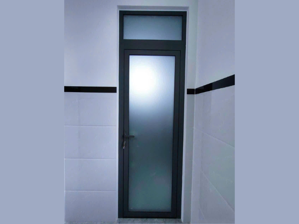 Cửa đi 1 cánh mở quay kính mờ có fit