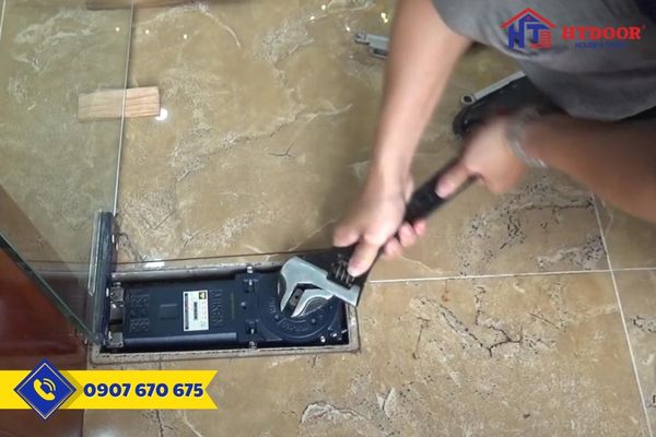 Lắp đặt bản lề sàn cửa kính cường lực tại Trà Vinh