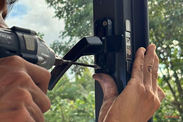 Căn chỉnh lắp đặt phụ kiện tay nắm cửa nhôm