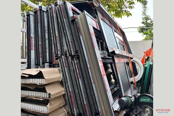 Vận chuyển cửa xuống công trình