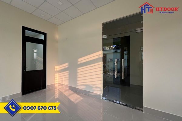 Cửa đi 1 cánh nhôm Xingfa và cửa kính cường lực