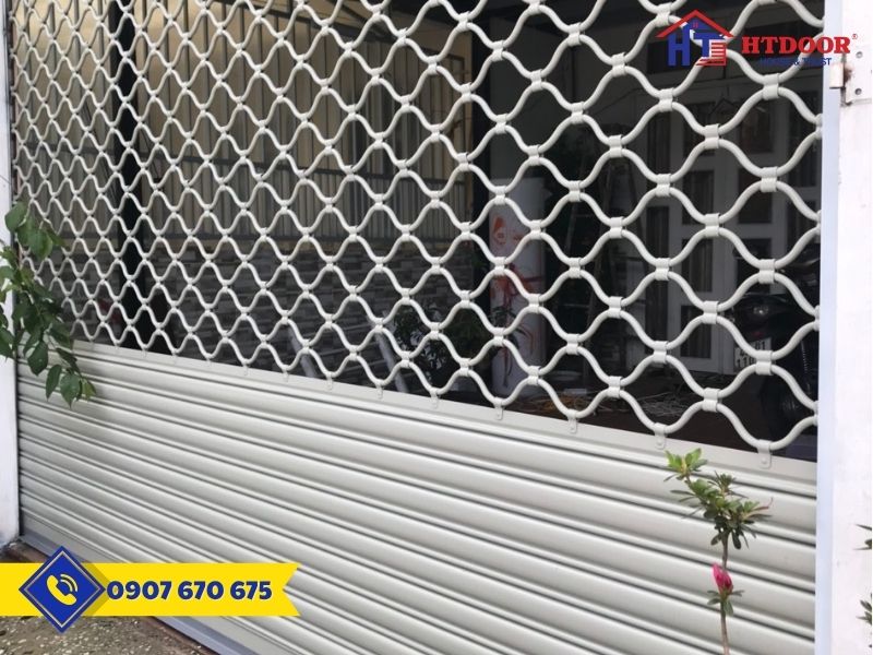 Bề mặt cửa cuốn lưới mắc võng sơn tĩnh điện