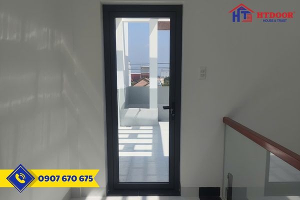 Cửa đi nhôm Xingfa 1 cánh mở quay kính trong