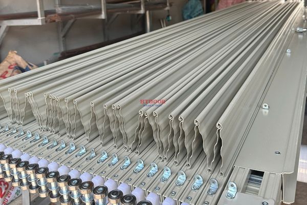 Cửa kéo sơn tĩnh điện sản xuất tại xưởng
