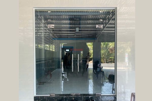 Cửa kính cường lực bản lề sàn