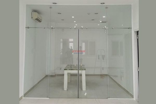Cửa kính cường lực lùa ray treo