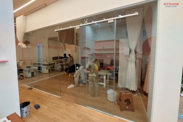 Cửa kính cường lực lùa ray treo