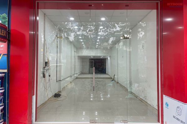 Cửa kính cường lực bản lề sàn tại Trà Vinh