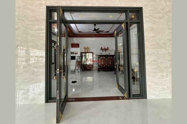 Cửa nhôm hệ thủy lực trang trí nan đồng