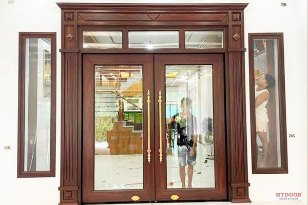 Cửa nhôm hệ thủy lực màu vân gỗ