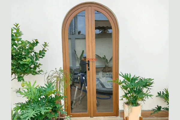 Cửa đi 2 cánh mở quay uốn vòm màu vân gỗ