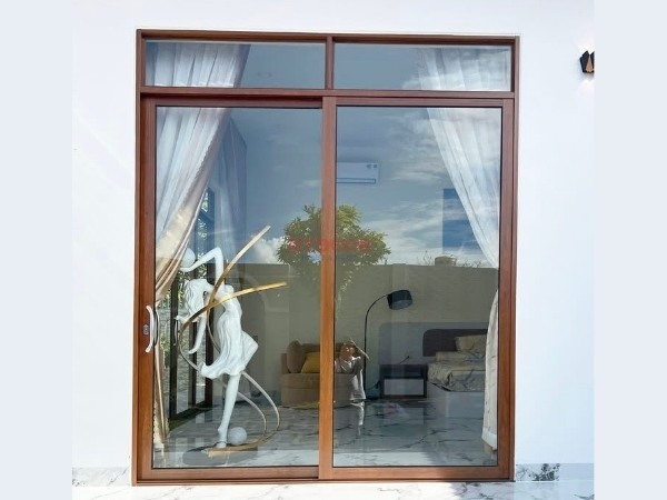 Cửa đi mở lùa 2 cánh nhôm Xingfa màu vân gỗ