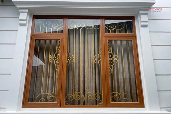 Cửa sổ màu vân gỗ