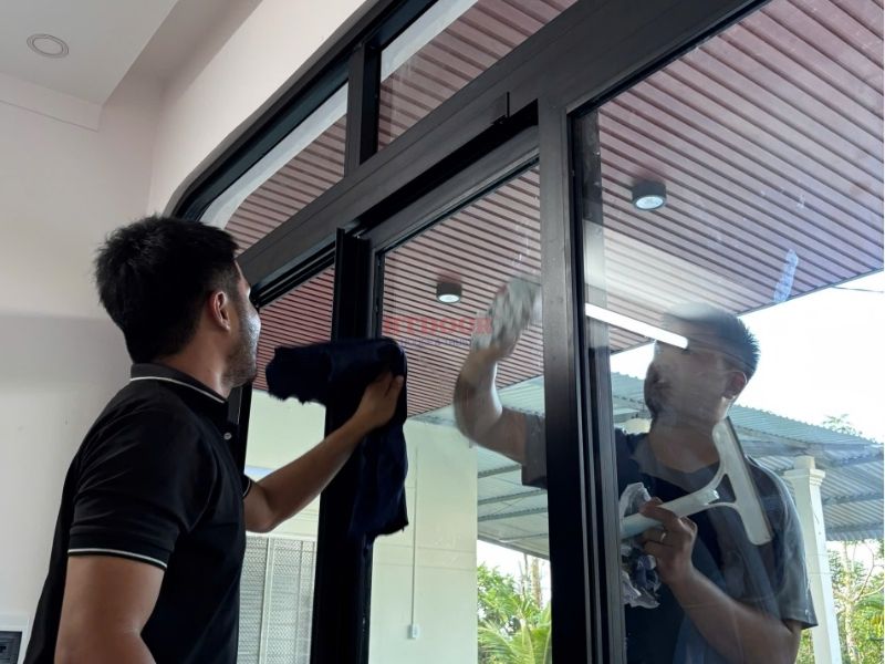 Hoàn thiện vệ sinh trước khi bàn giao cửa nhôm