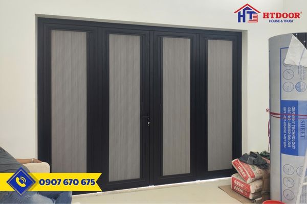 Cửa đi nhôm Xingfa màu đen kết hợp rèm tổ ong