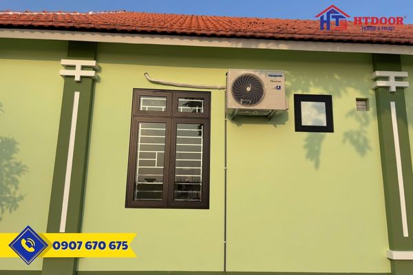 Cửa sổ mở quay kết hợp song bảo vệ inox