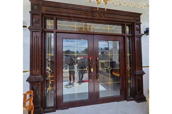 Cửa thủy lực nhôm Owin màu vân gỗ trắc