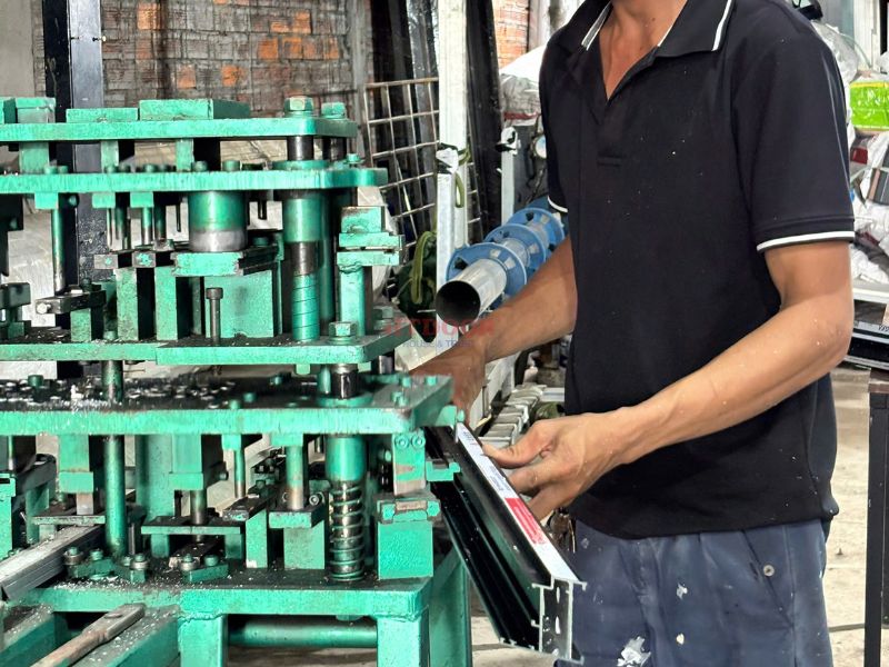 Đục lỗ cửa nhôm