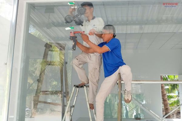 Lắp đặt cửa kính cường lực tại Trà Vinh