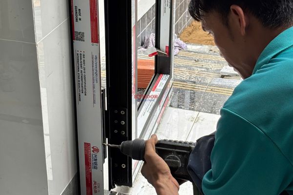 Lắp đặt cửa nhôm tại công trình