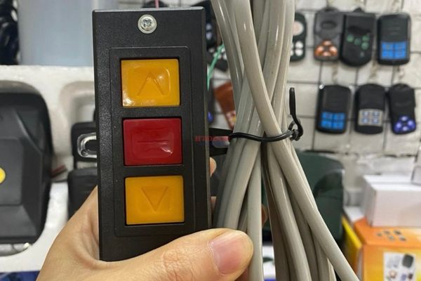 Lỗi điều khiển cửa cuốn bằng nút bấm âm tường
