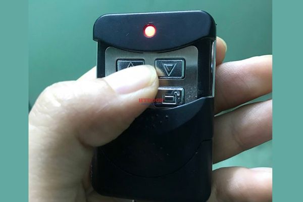 Remote cửa cuốn bấm không lên