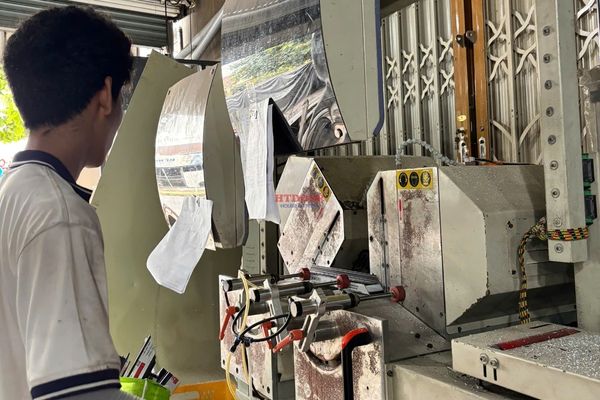 Cắt phôi nhôm sản xuất tại xưởng
