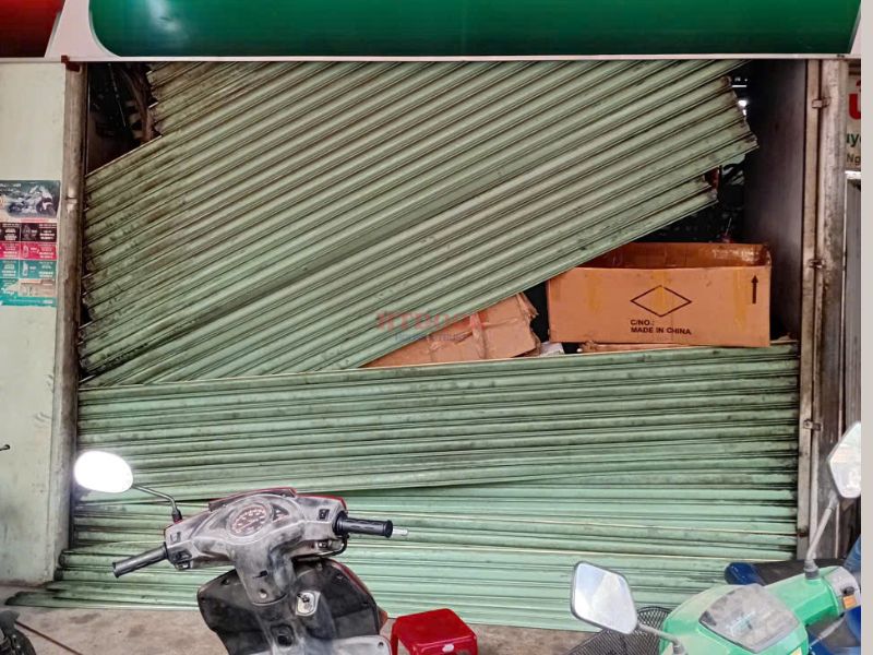 Cửa bị rơt lá ra khỏi ray