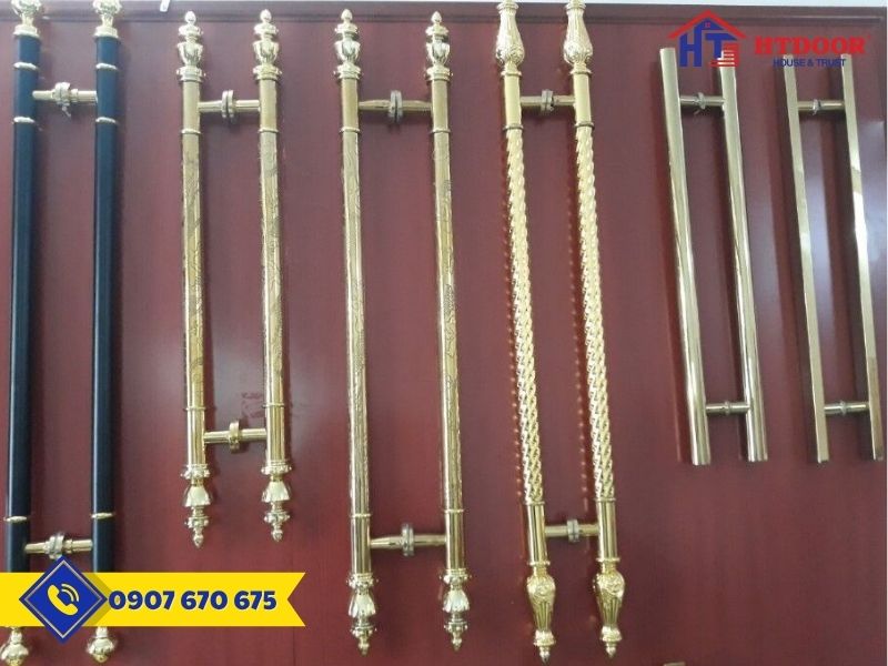 Tay nắm đúc đồng phù điêu