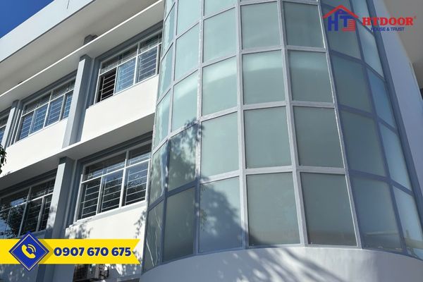 Vách kính cố định