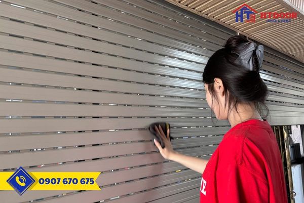 Vệ sinh cửa cuốn