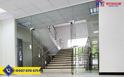 LẮP ĐẶT CỬA KÍNH CƯỜNG LỰC BẢN LỀ SÀN TẠI VĨNH LONG